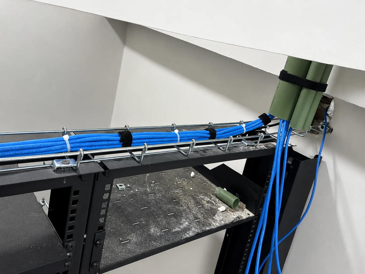 Fibra óptica e IDFs — Rack y cableado, Interceramic · Galindo