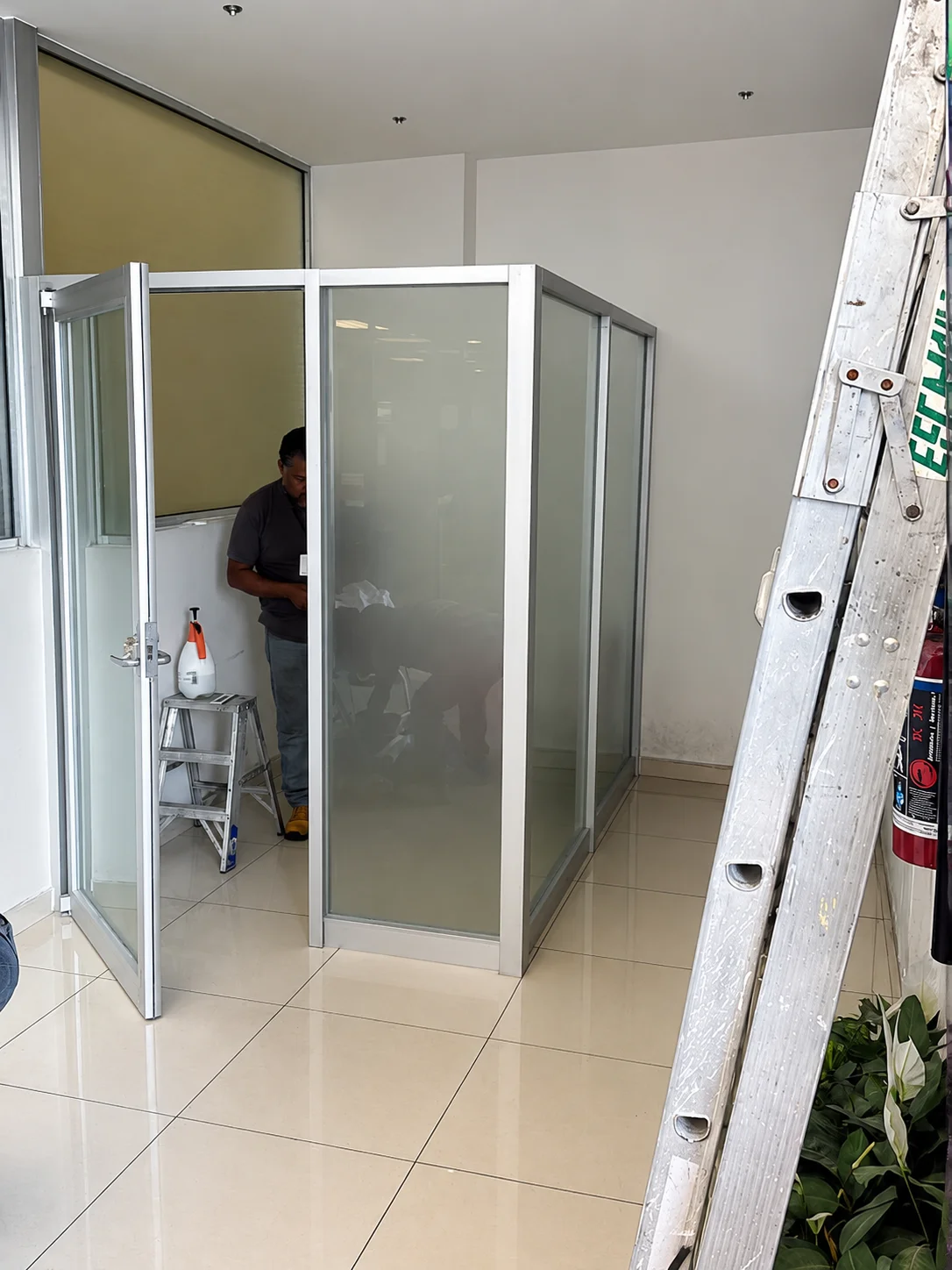 Lactario — cancelería — Instalación de cristal, Fiscalía Anticorrupción Jal.