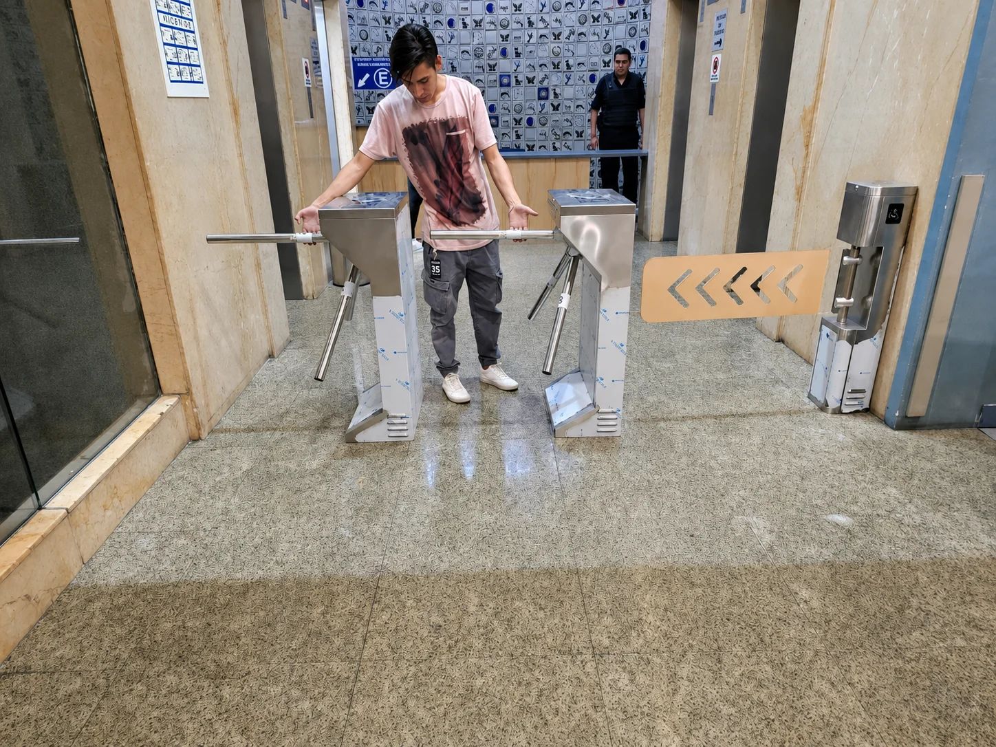 Control de acceso y elevadores — Torniquetes, Edificio Pedro Moreno